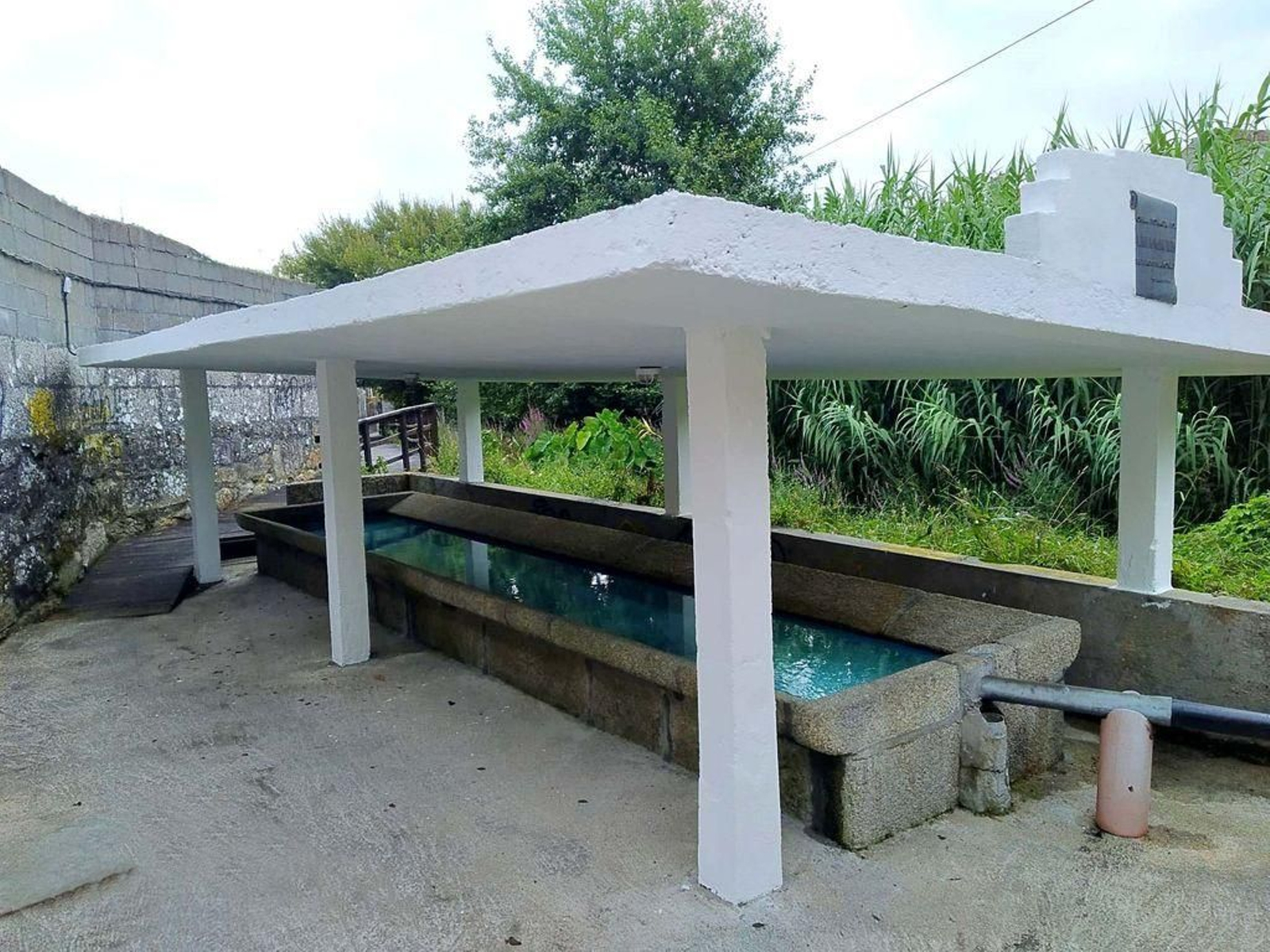 Lavadero completamente rehabilitado en la parroquia de Baíña, en O Burgo.