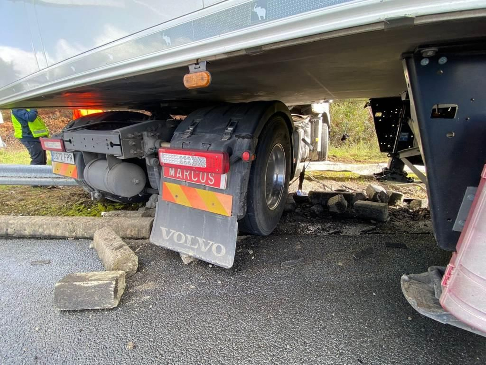 Un camión provoca retenciones en A Madroa _ Alberte 11