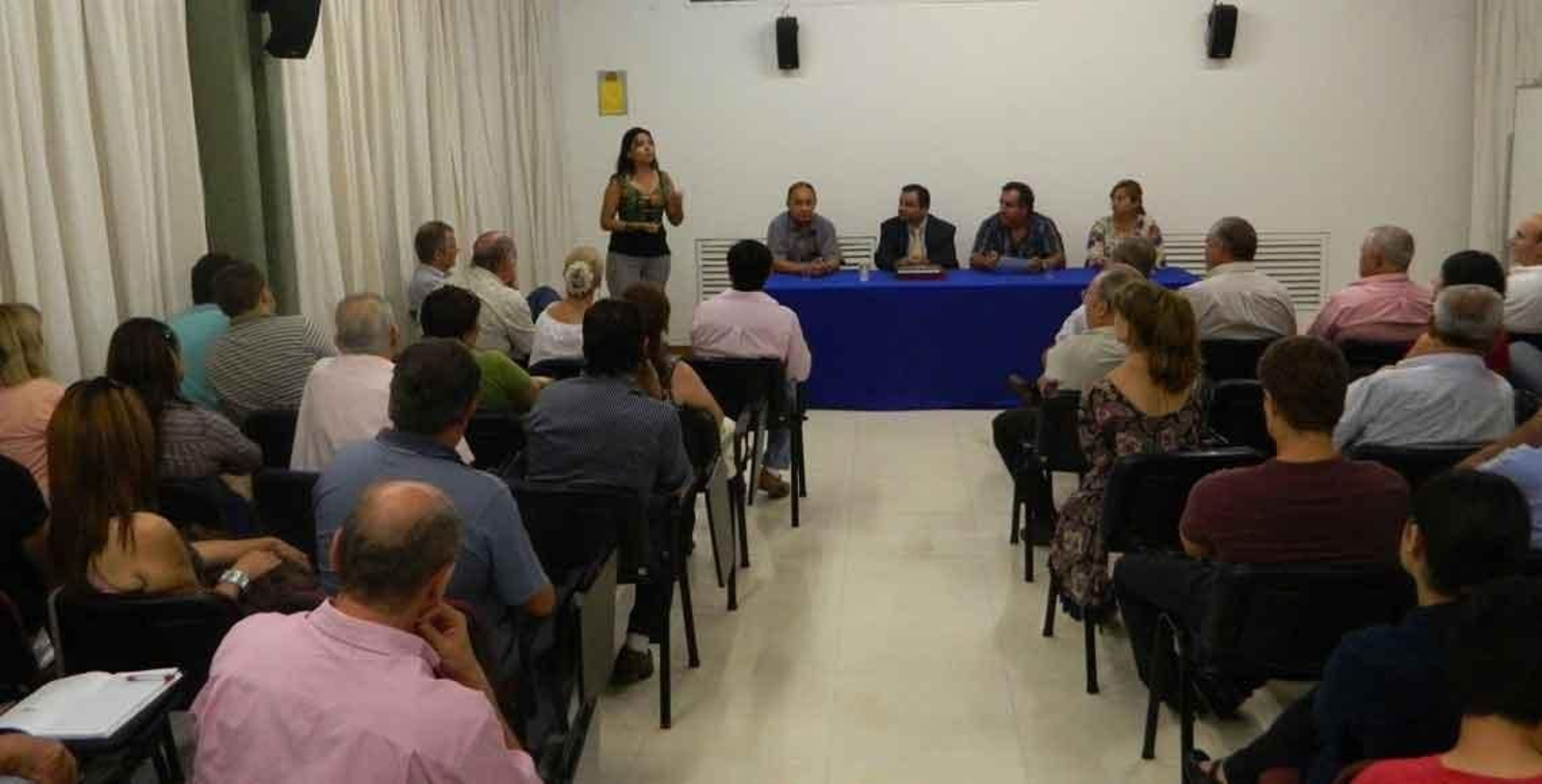 Una de las reuniones mensuales del CRE de Santa Cruz, en Bolivia.