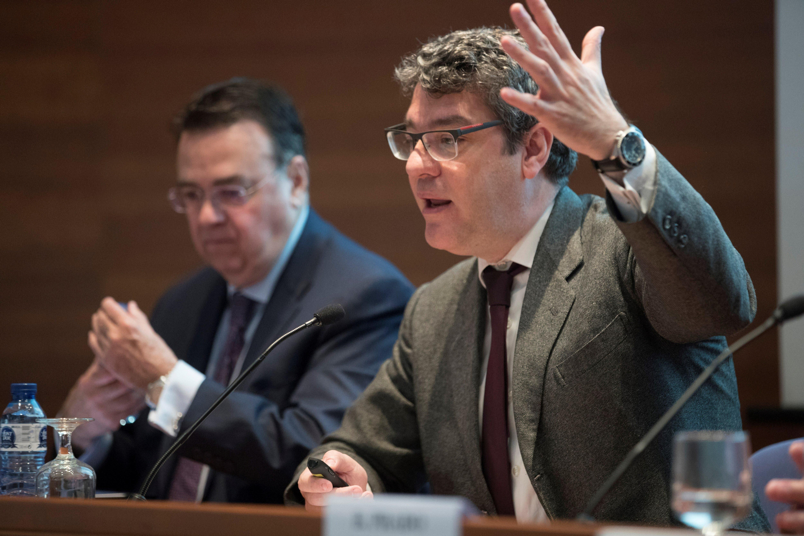 El ministro de Energía, Álvaro Nadal, con el presidente de Enagás, Antonio Llardén, en Barcelona.