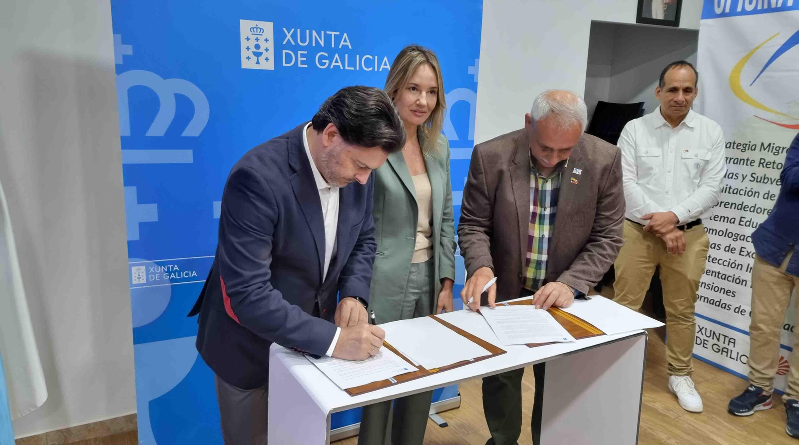 Imagen de la firma, en Vigo, del acuerdo de colaboración entre la Secretaría Xeral da Emigración y Fevega