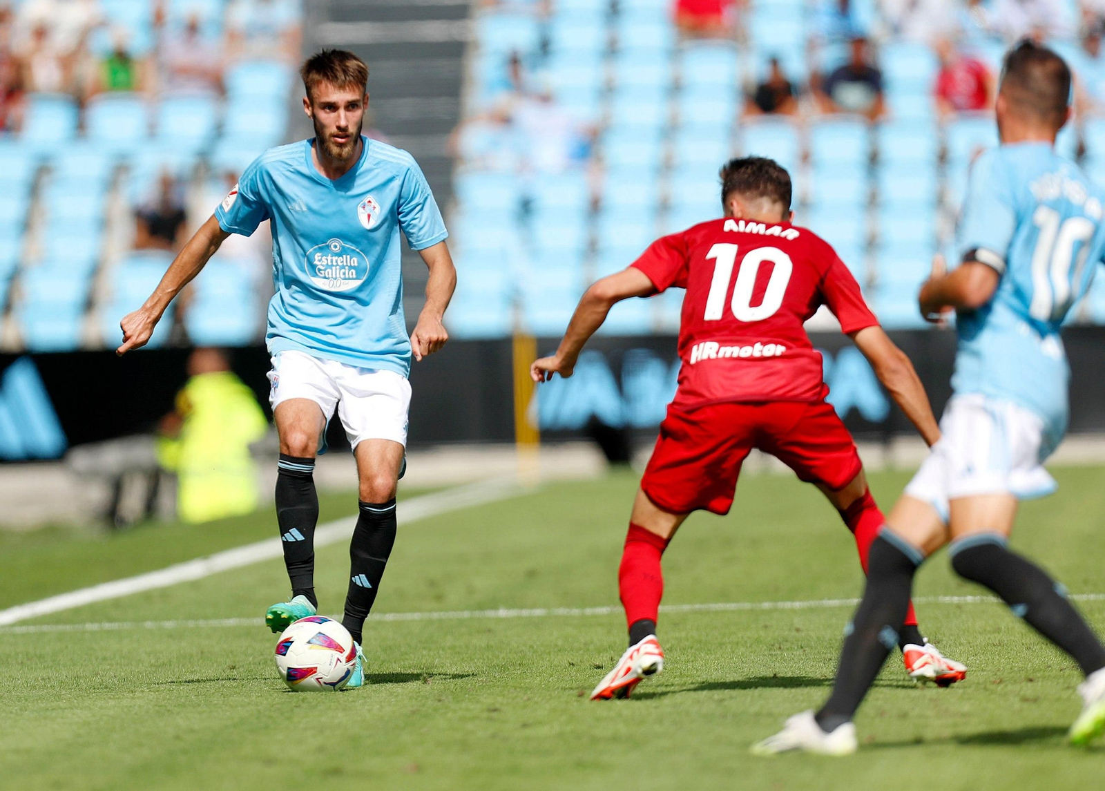 Intento de escape al ataque de Aimar, jugador de Osasuna.