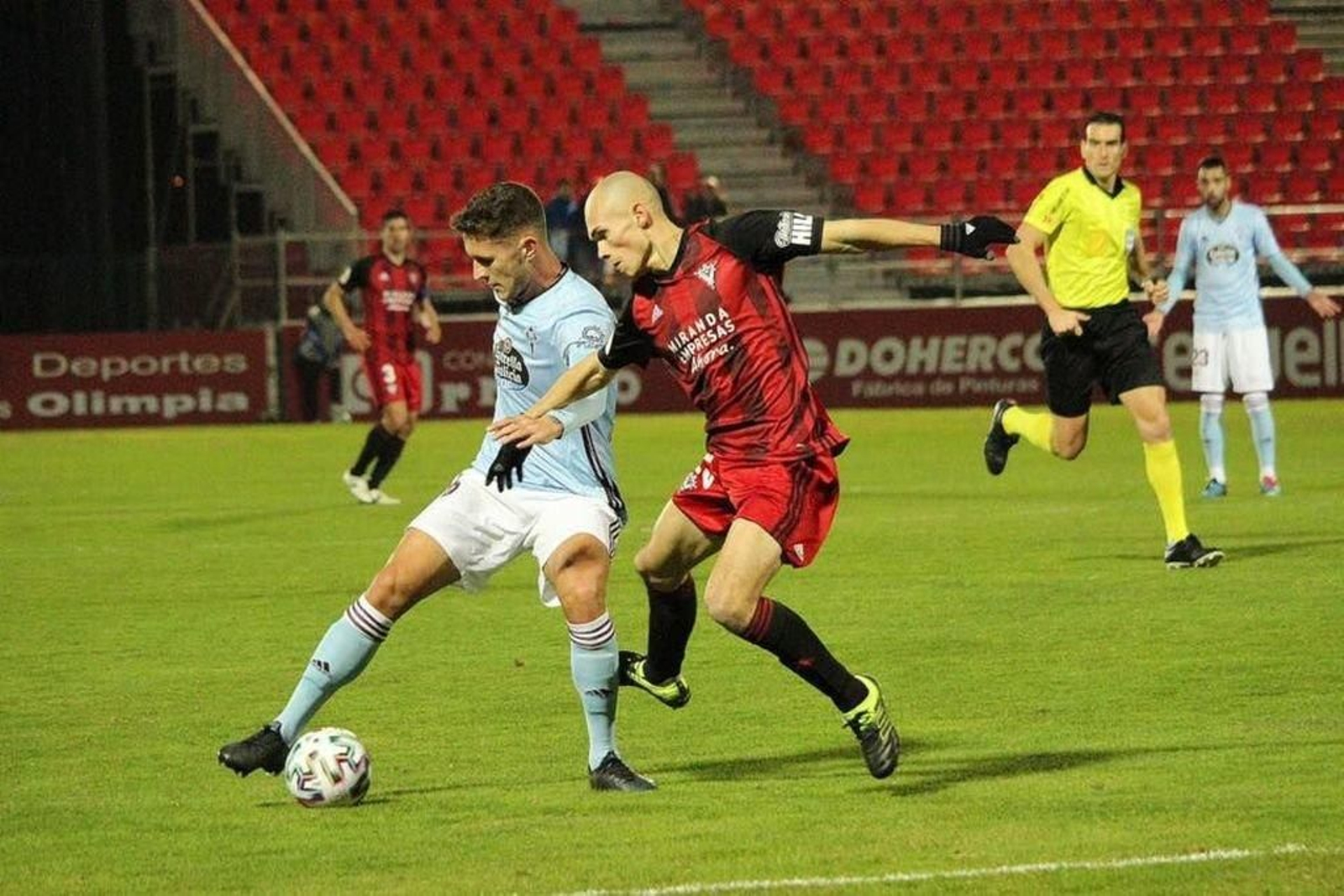 Jorge Sáenz protege el balón ante la presión de Guridi en el terreno de juego de Anduva.