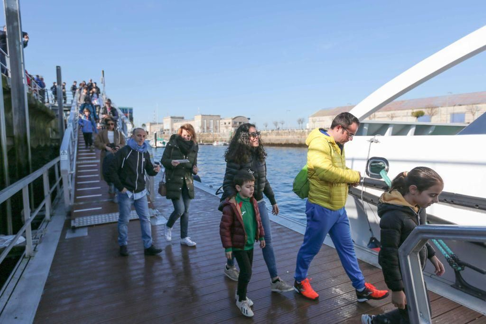Visitantes del Parque Nacional, ayer subiendo a los barcos para dirigirse a las Cíes.