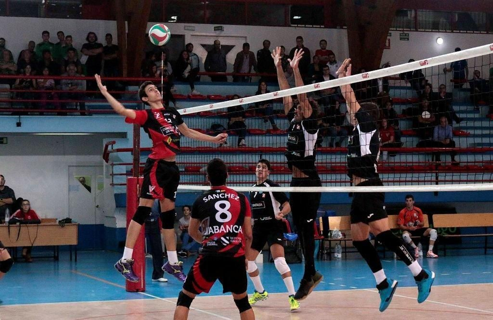 Eduardo Zarza se dispone a rematar en un partido anterior.