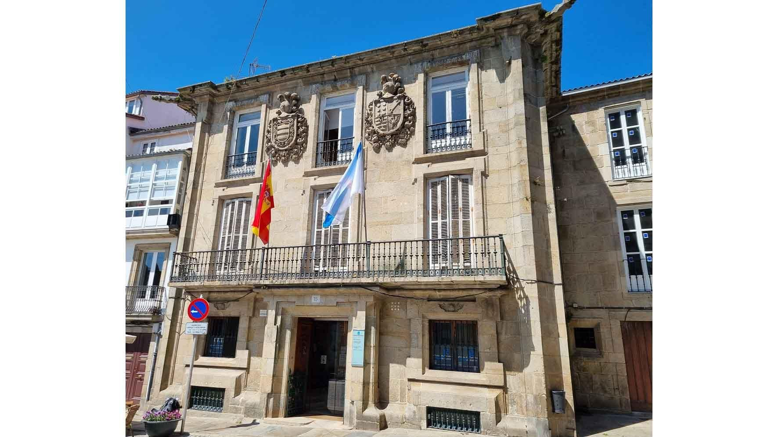 Edificio de la Xunta de Galicia en la plaza de Mazarelos (Santiago de Compostela), en el que están la
Secretaría Xeral da Emigración y la oficina de Turismo