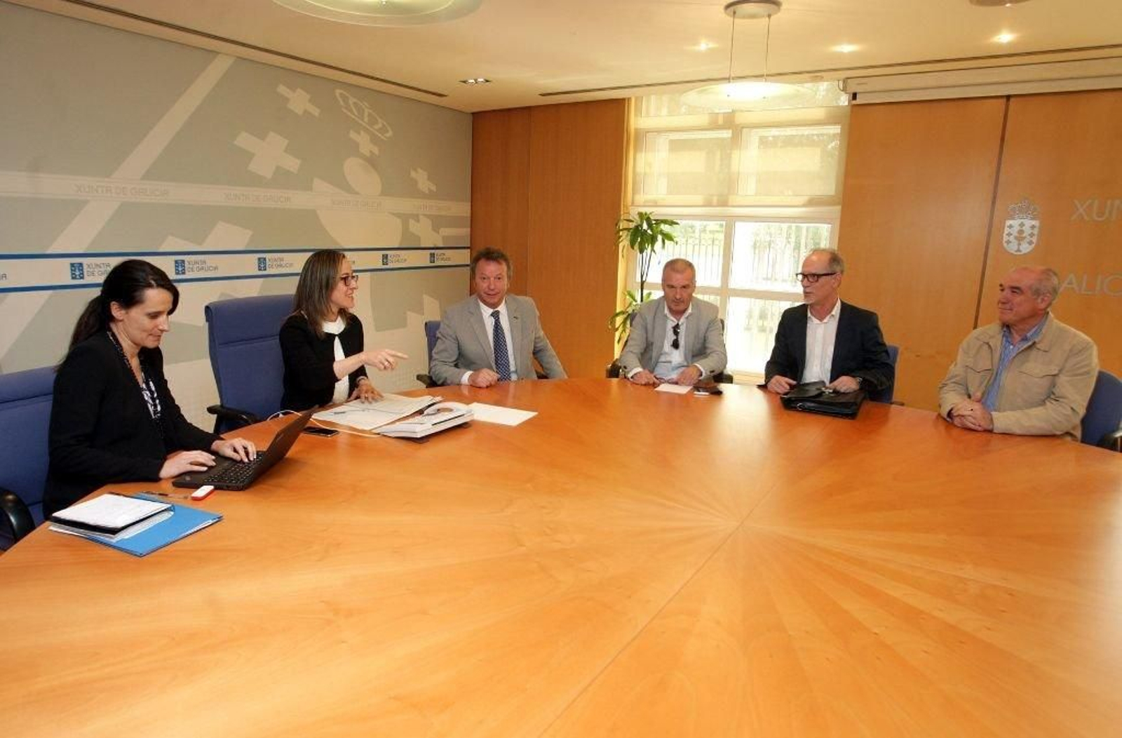 La conselleira, con los representantes de los taxis de Galicia.