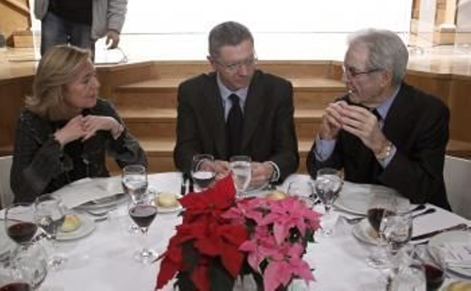 El ministro de Justicia, Alberto Ruiz Gallardón (c) conversa con el jurista Antonio Garrigues Walker, y con la presidenta editora del diario ABC, Catalina Luca de Tena (Foto: EFE)