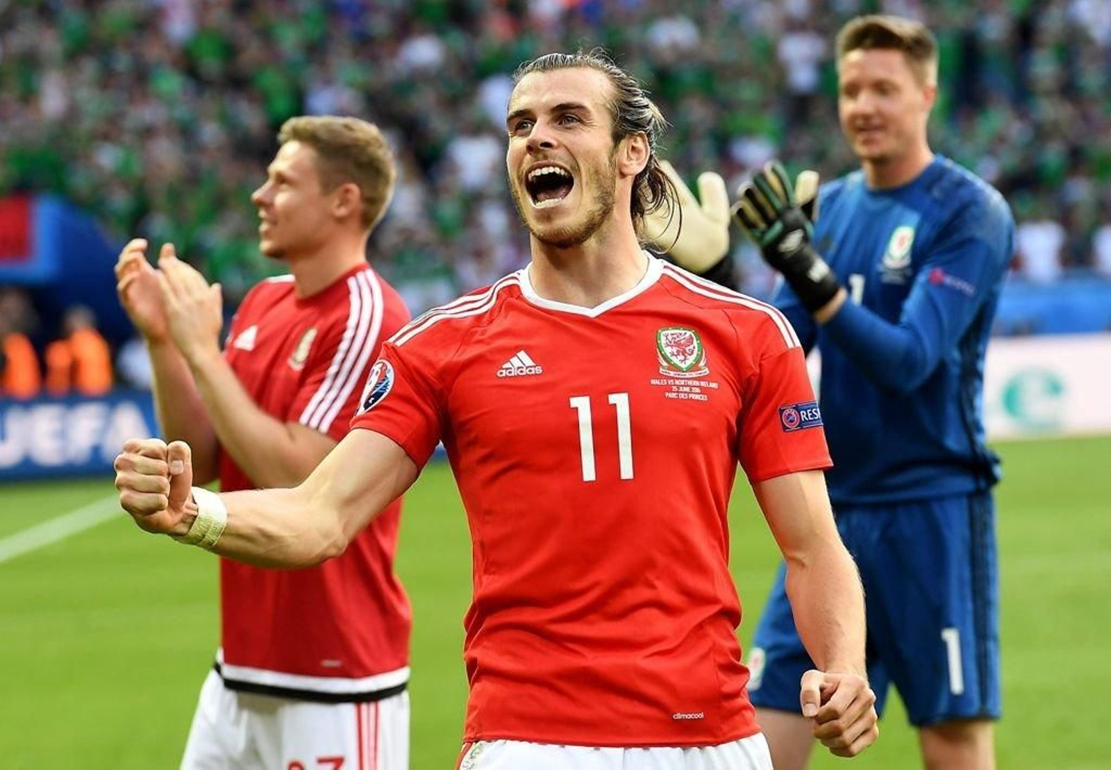 El madridista Gareth Bale celebra el pase de la selección de Gales a los cuartos de final de la Eurocopa.
