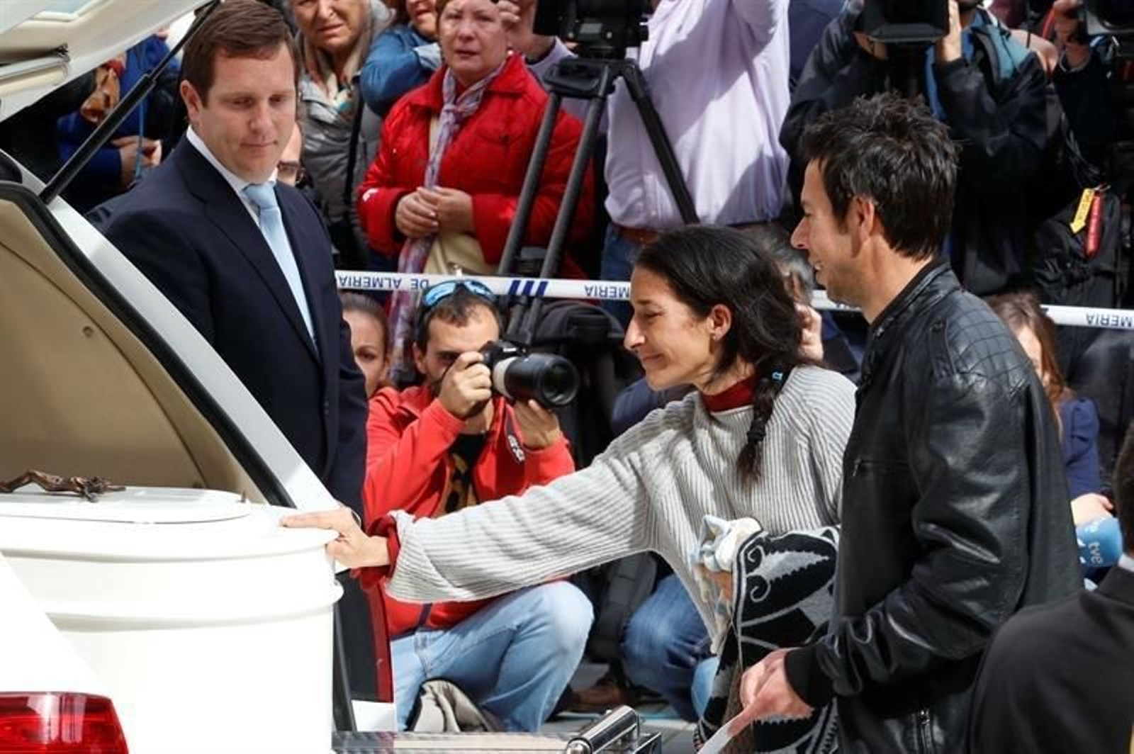 Los padres de Gabriel Cruz acompañan el féretro en la Catedral de Almería