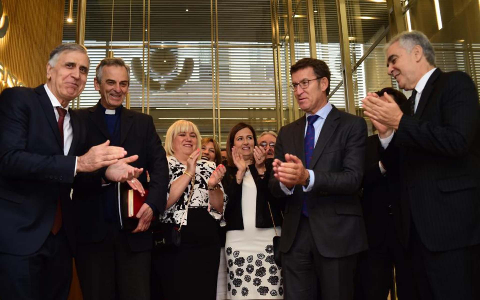 José Luis Seoane, en la inauguración del edificio de España, con personalidades, entre ellas el Embajador de España en Argentina y el presidente de la Xunta de Galicia, Nuñez Feijóo.