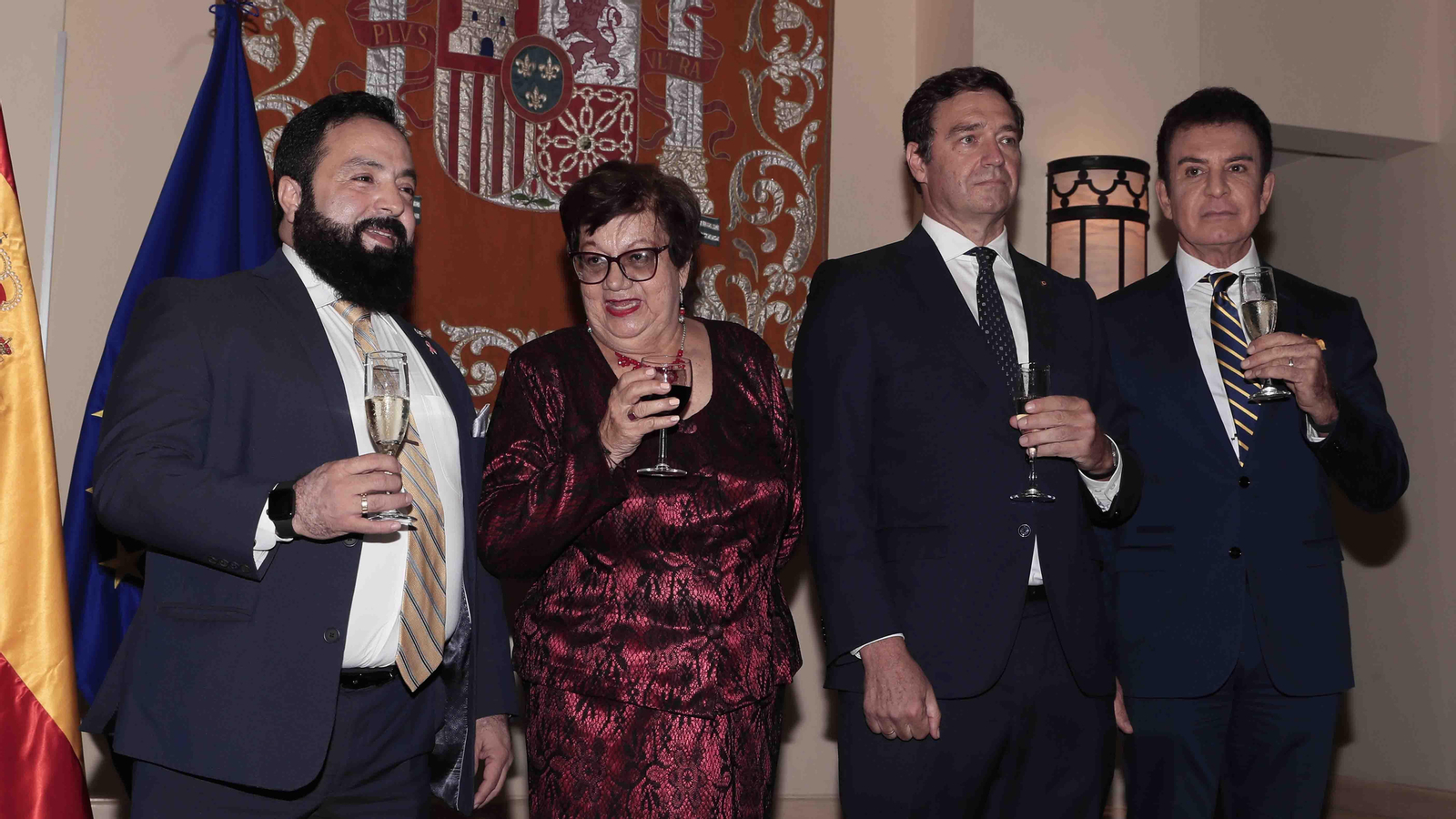 Los designados presidenciales de Honduras Doris Gutiérrez (2-i) y Salvador Nasralla (d), el embajador de España en Honduras, Diego Nuño (2-d), y el presidente del parlamento de Honduras, Luis Redondo (i), durante la conmemoración de la Fiesta Nacional de España, en Tegucigalpa (Honduras). EFE/ Gustavo Amador