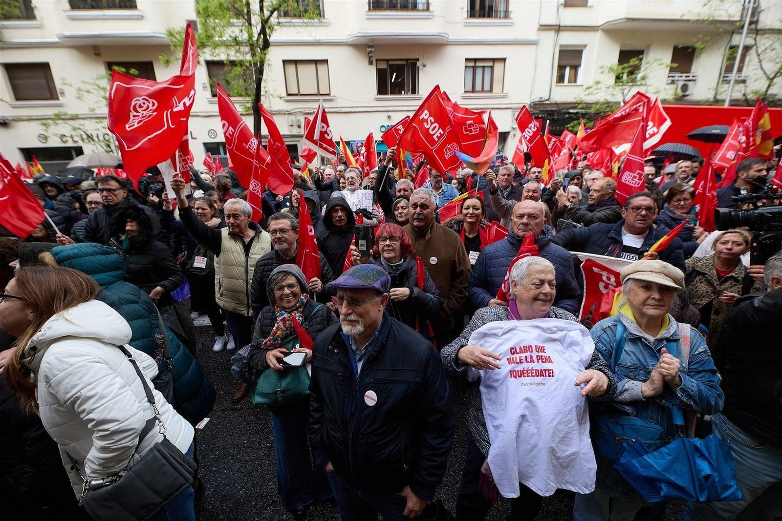 Decenas de personas durante una concentración en la calle de Ferraz en apoyo al presidente del Gobierno, Pedro Sánchez. // EP