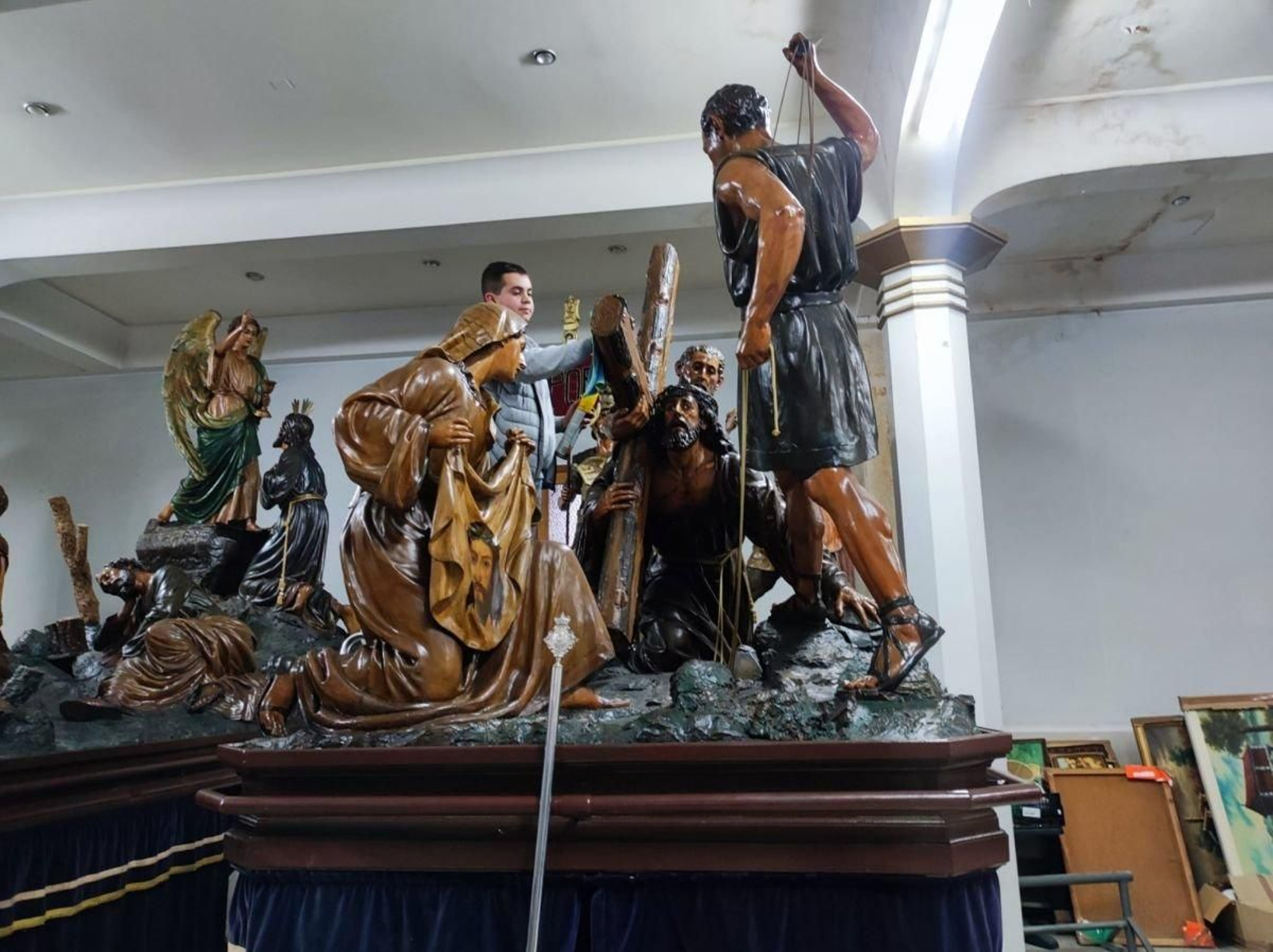 Uno de los pasos que no saldrá en procesión, ayer almacenados en Coruxo para su conservación.