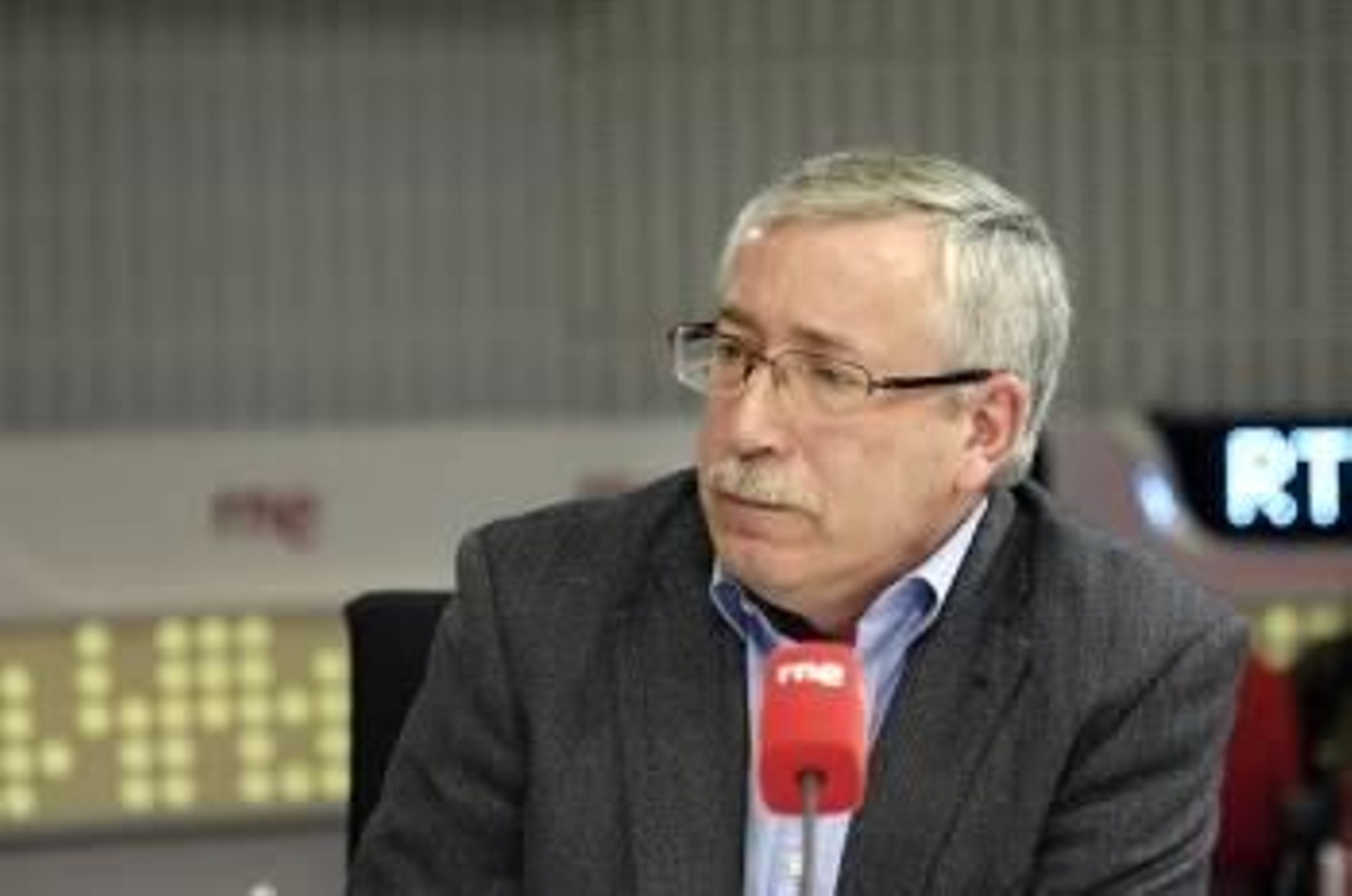 Fotografía facilitada por RTVE. El secretario general de CCOO, Ignacio Fernandez Toxo, es entrevistado por Juan Ramón Lucas en el programa de RNE 'En días como hoy' (Foto: EFE)