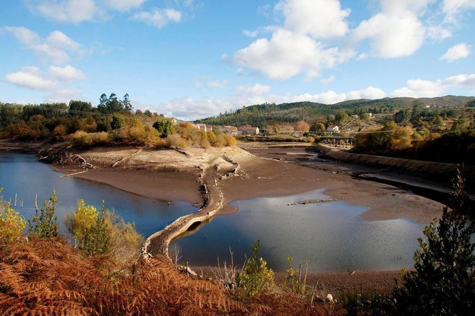 Así está el embalse de Eiras, al 38%. Incluso han reaparecido una carretera y un puente.