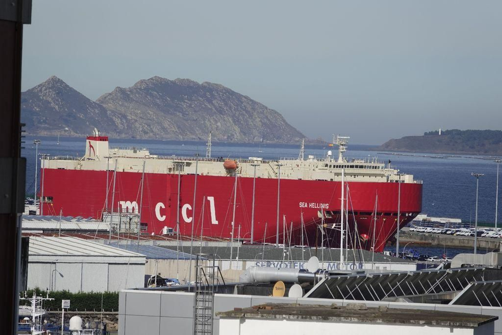 El "Sea Hellinis", ayer en la terminal de transbordadores de Bouzas, con coches.
