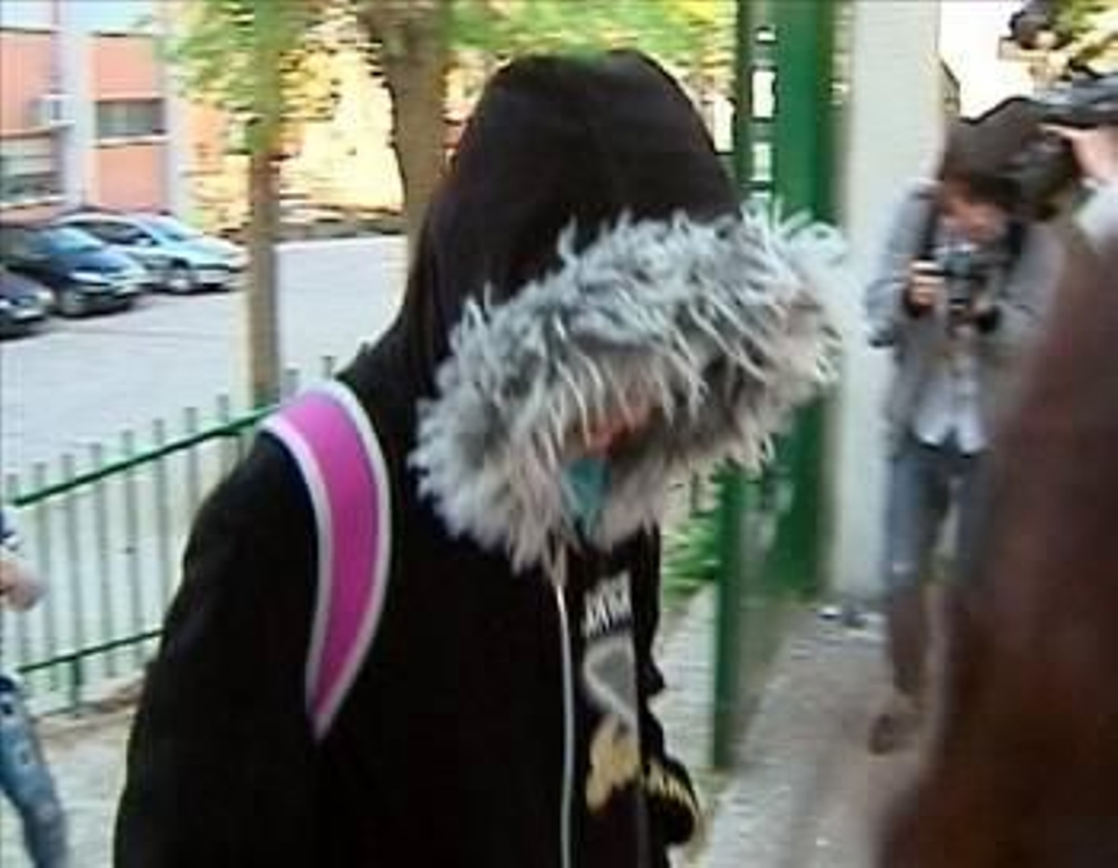 Najwa Malha, la joven que fue apartada de su instituto, acudió al centro con capucha. (Foto: EFE/TV)