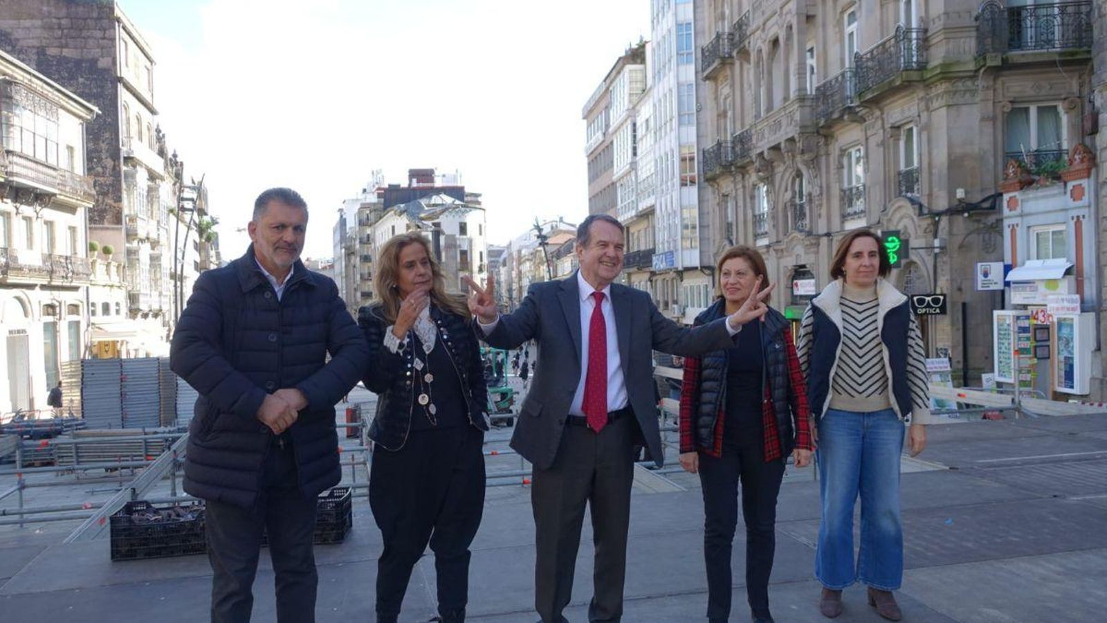Abel Caballero con Ángel Rivas, Carmela Silva, Elena Espinosa y Nuria Rodríguez en la Porta do Sol, donde se instala el árbol.