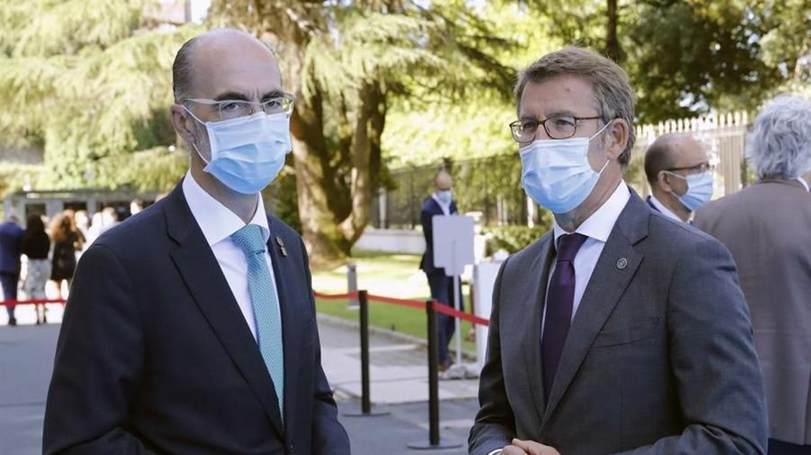 El presidente de la Xunta, Alberto Núñez Feijóo, habla con el ex conselleiro de Sanidad, Jesús Vázquez Almuíña