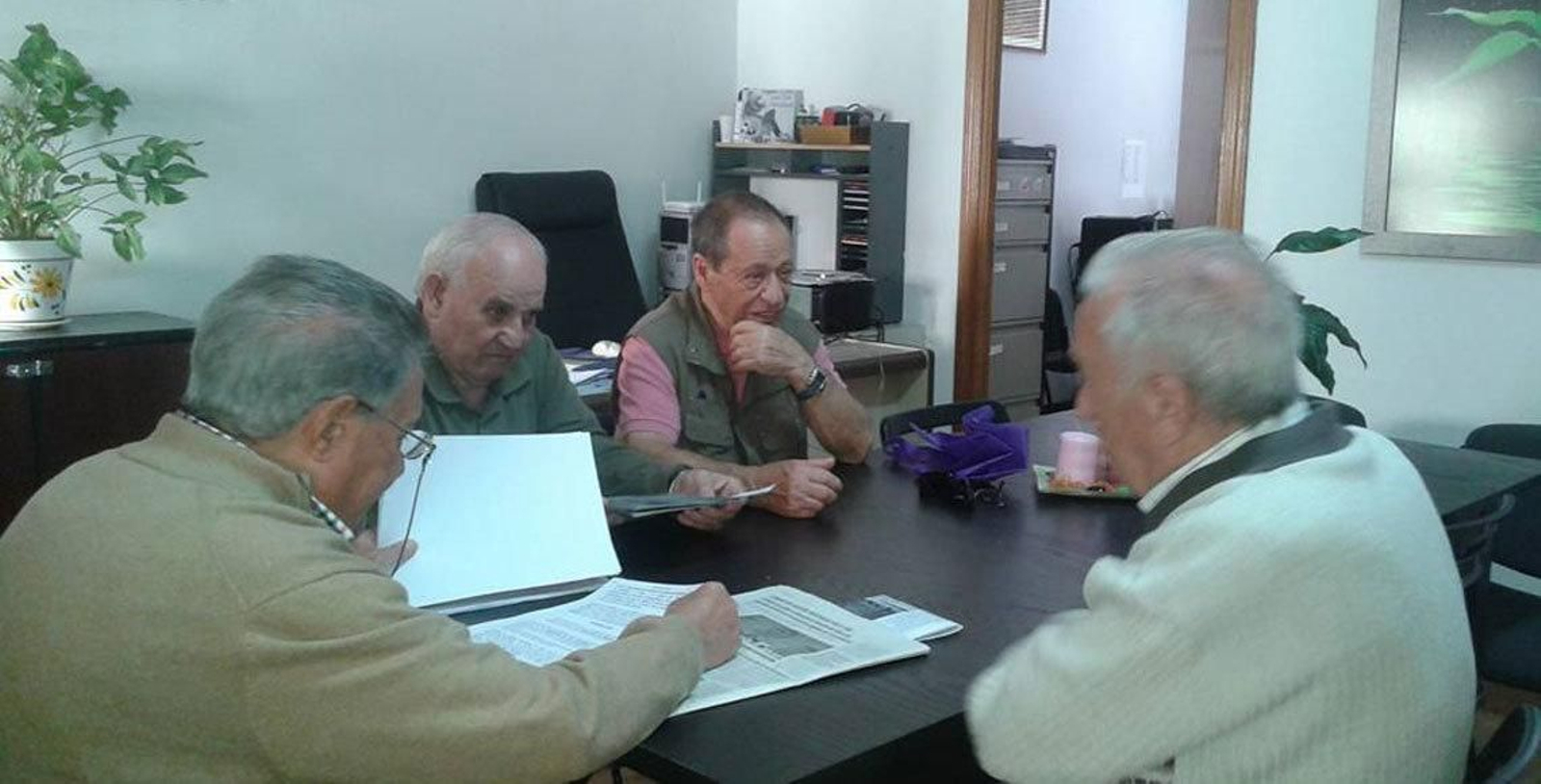 Reunión informativa sobre las pensiones del retorno, por parte de miembros de la Asociación Apoyar.