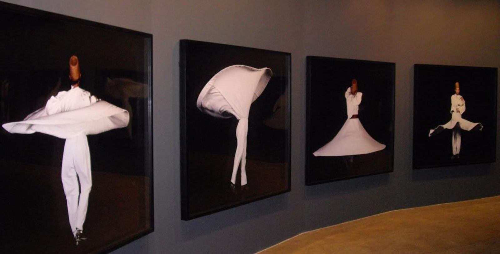 Danzas Derviches, una serie fotográfica de la artista española Isabel Muñoz, que estos días expone en Moscú.