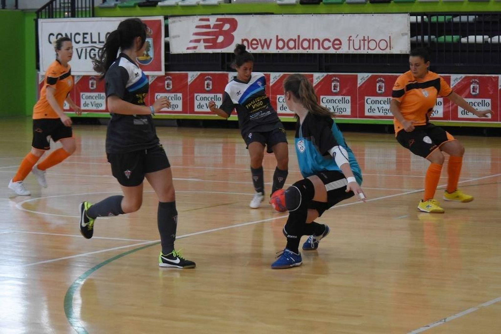 Joana anota uno de sus cuatro goles que llevaron al Sárdoma hacia al título a pase de Ainhoa Galarza.