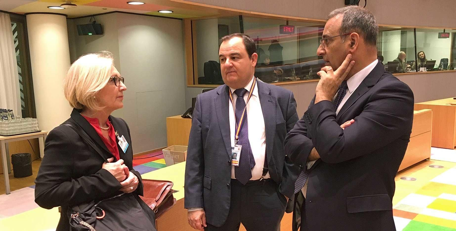 El consejero de Infraestructuras, Ordenación del Territorio y Medio Ambiente, Fernando Lastra, y la directora general de Prevención y Control Ambiental, Elena Marañón, conversan con el consejero de Asuntos Autonómicos de la Representación Permanente de España ante la UE, Santiago Rodríguez Uriel