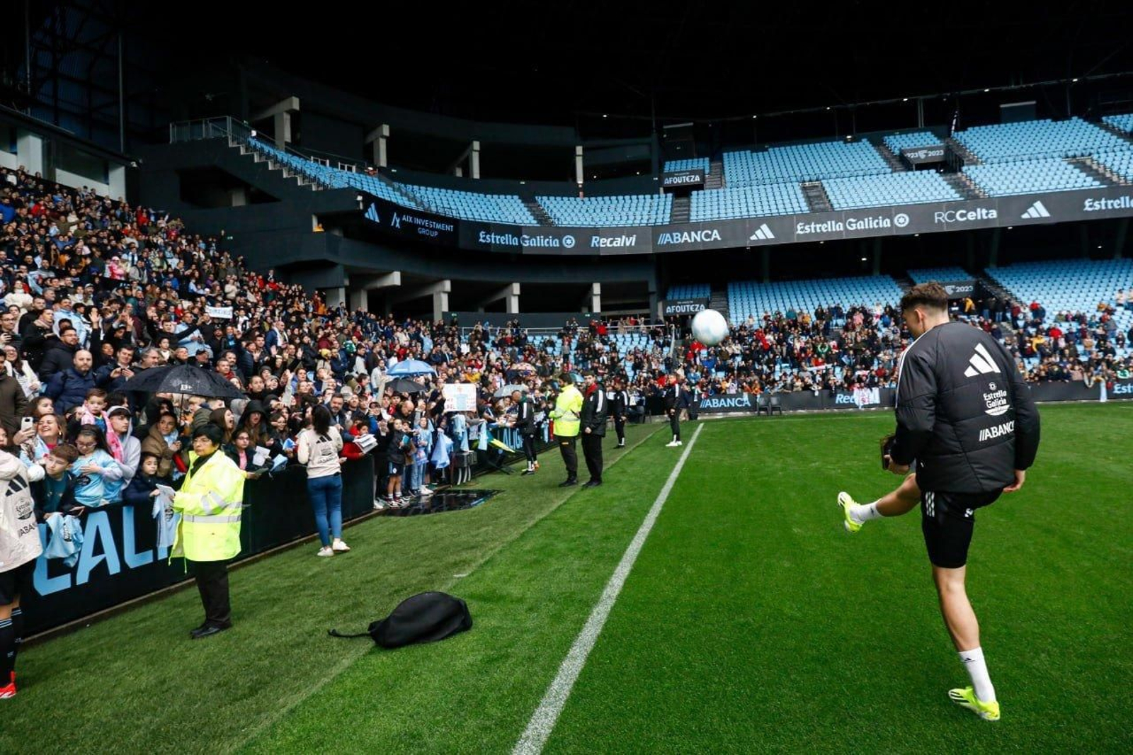 Larsen lanza un balón al público.