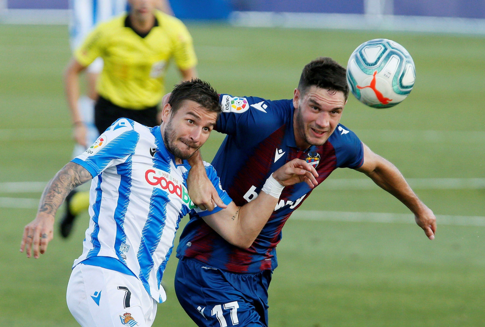 Portu y Vukcevic disputan un balón en el partido de ayer.