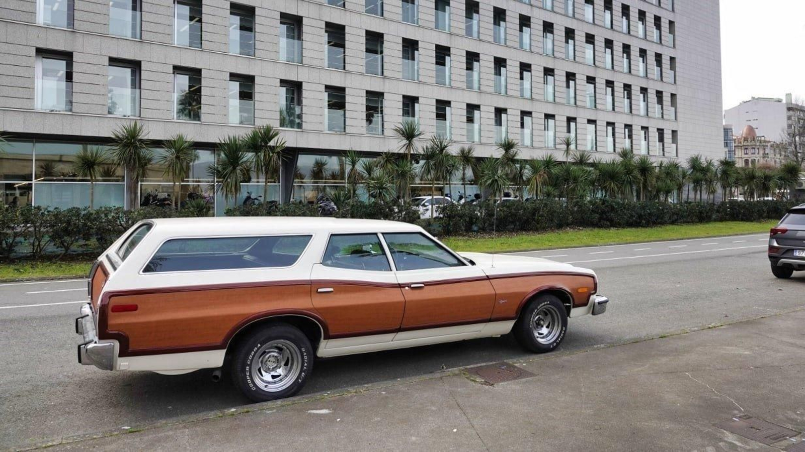 Gran Torino aparcado al lado de la sede de la Xunta en Vigo.