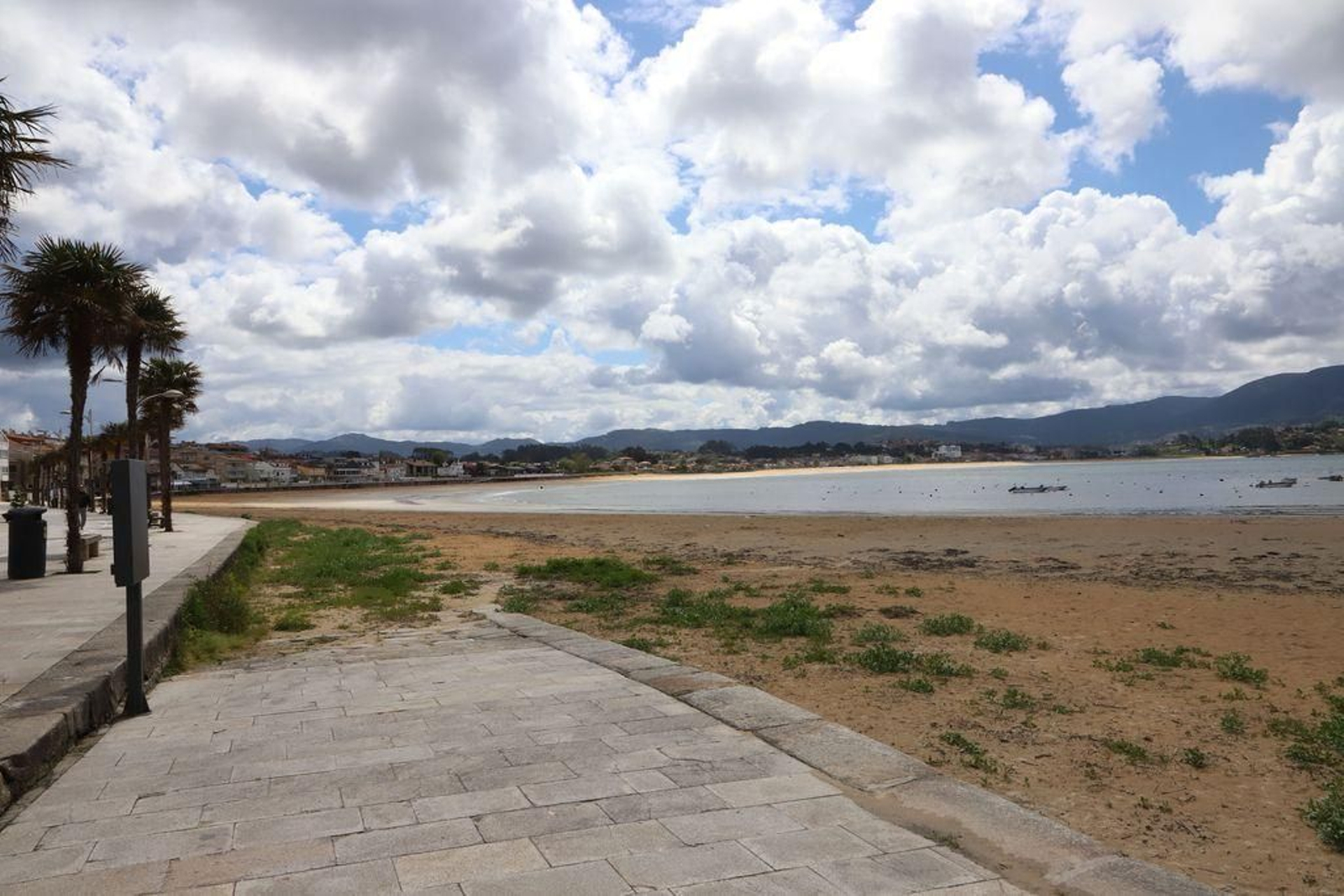 Las playas del Val Miñor fueron desprecintadas el pasado fin de semana.