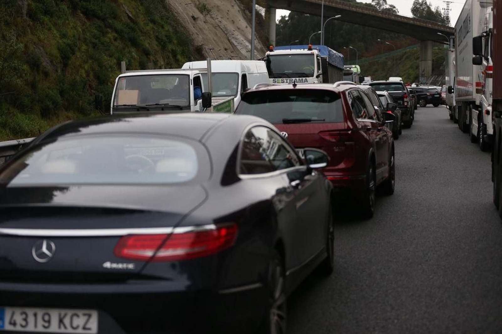 Cortado un carril de la AP-9 en Vigo después de volcar un camión en los túneles de A Madroa 10