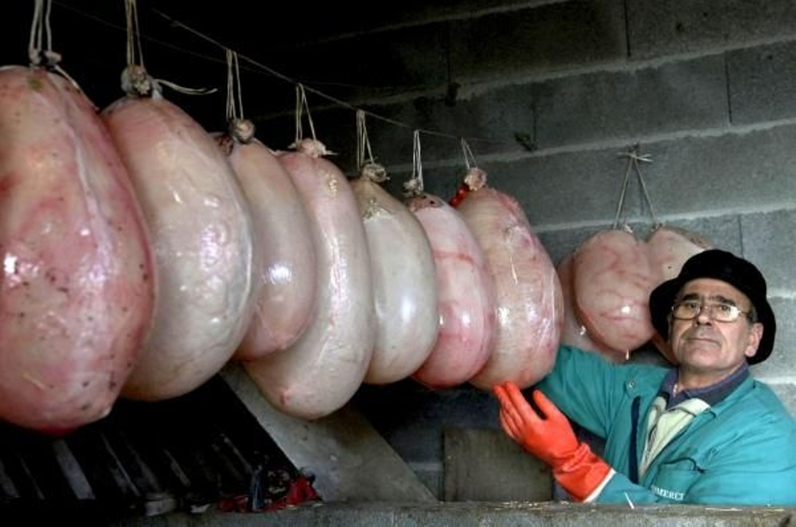 Un vecino prepara las vejigas para los días de carnaval.