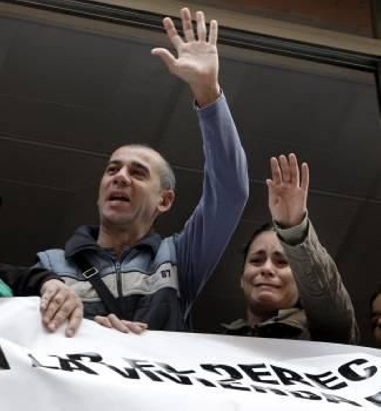 Juan y Engracia tras la paralización de su desahucio en Valencia. (Foto: J.CÁRDENAS)