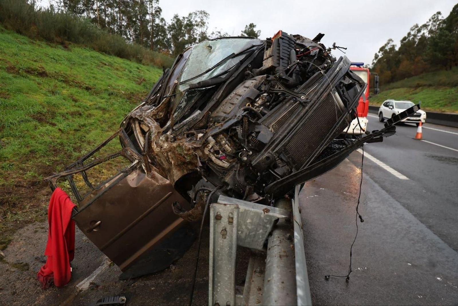La parte delantera del coche totalmente destrozada.