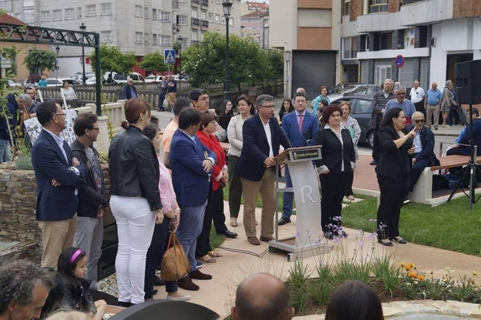 El alcalde Javier Bas durante su intervención en la inauguración del nuevo espacio urbano.