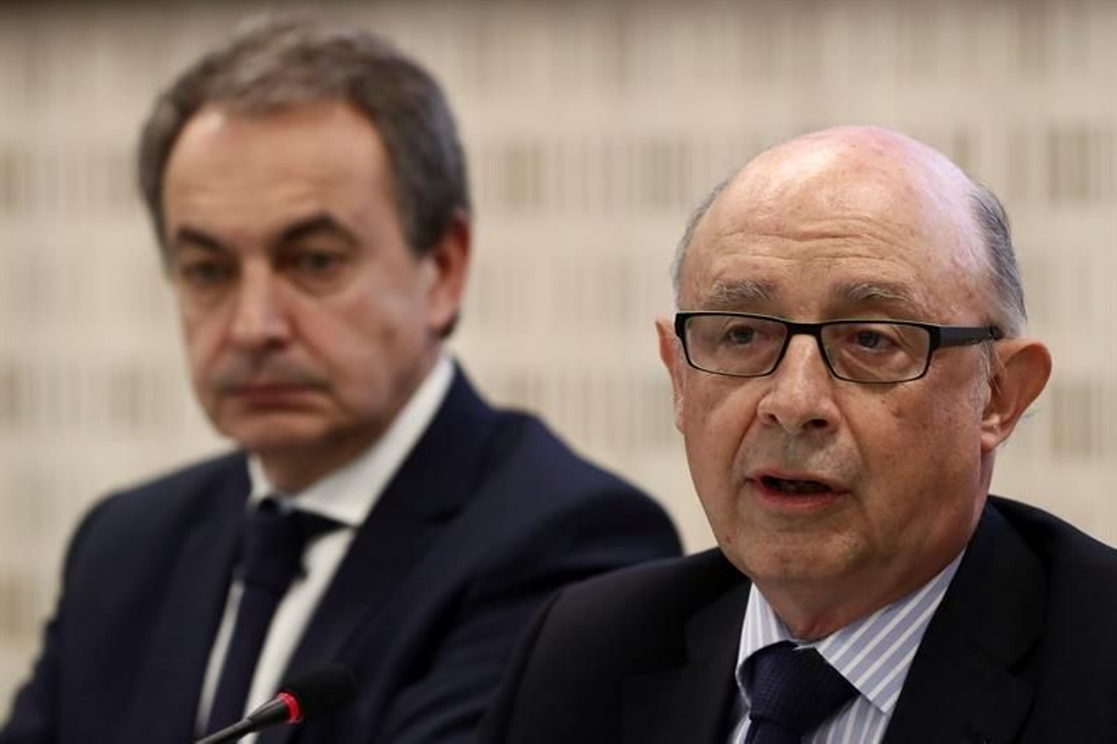 Rodriguez Zapatero y Cristóbal Montoro, ayer en la jornada sobre empleo y sector público.