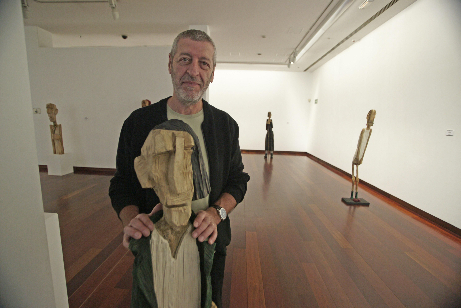 La iconografía de Tino Canicoba responde a un modelo en el que muchos descubren el autorretrato del artista que continua apostando por una estética expresionista en madera.