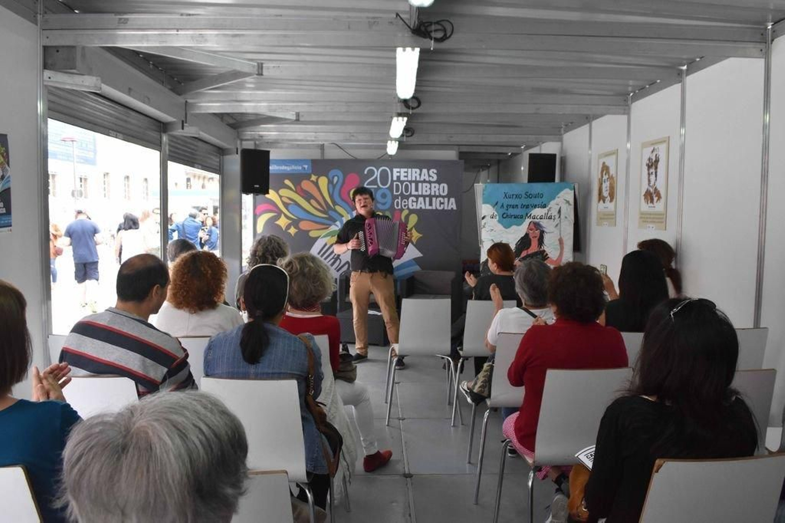 Xurxo Souto, durante la sesión de 'cantos de traballo das mulleres do mar'.