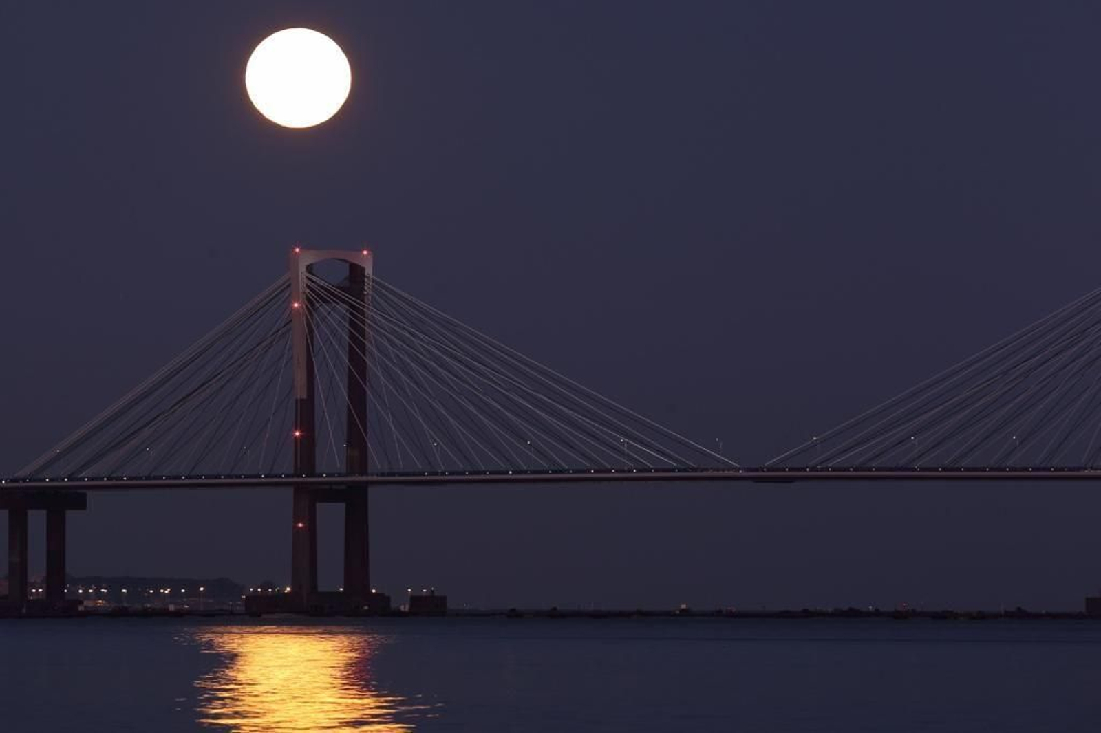 La luna llena ameriza sobre la ría de Vigo_ Alberte  11