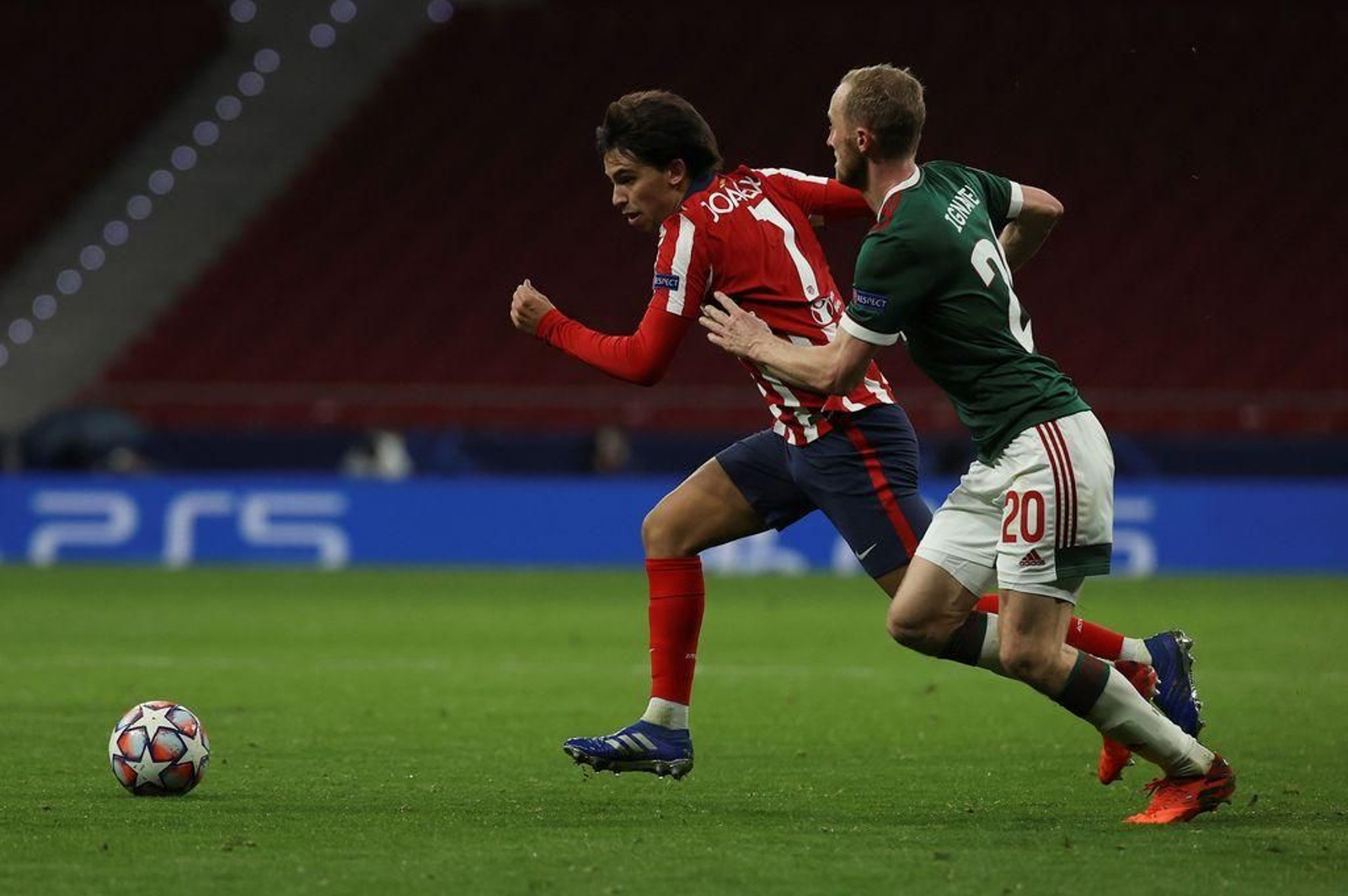 Joao Félix trata de superar al defensa Dmitry Zhivoglyadov.