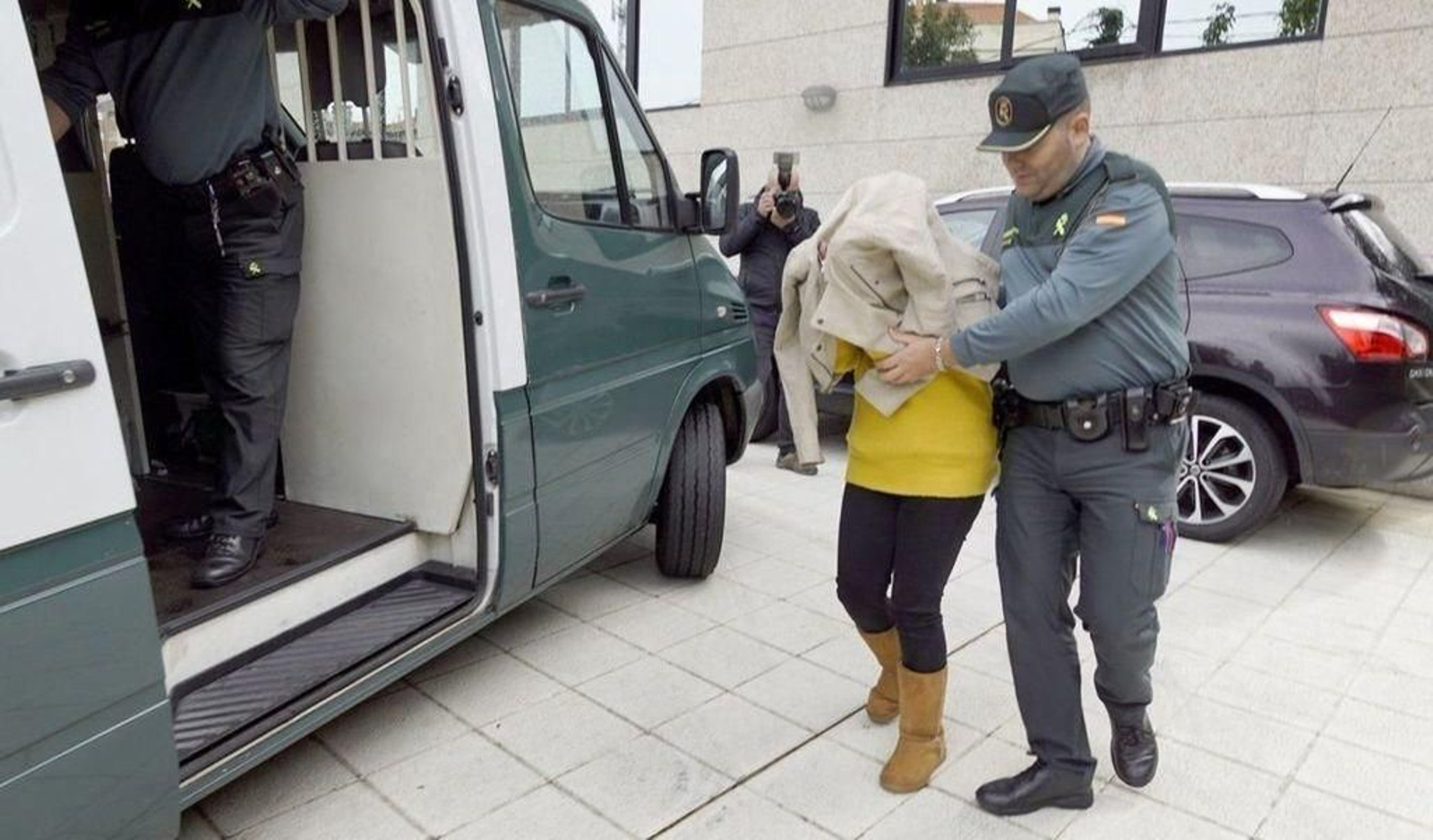 La mujer del fallecido sigue en prisión como presunta cómplice.