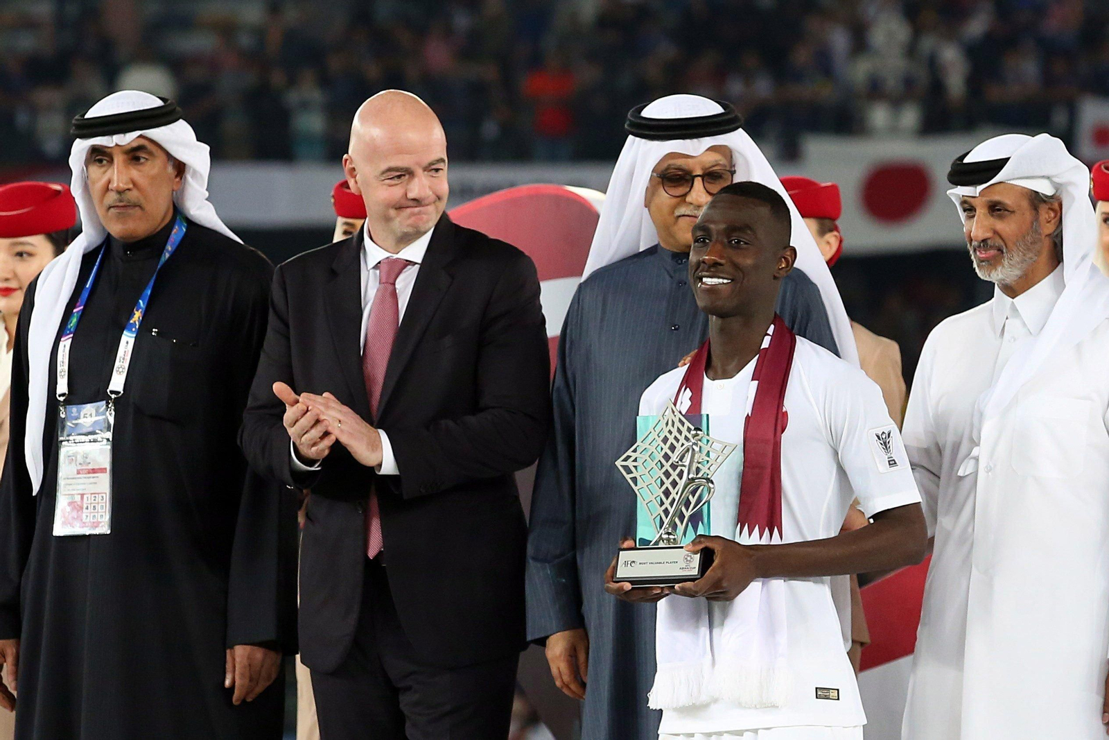 Gianni Infantino, segundo por la izquierda, tras la final de la reciente Copa de Asia, que ganó Catar.
