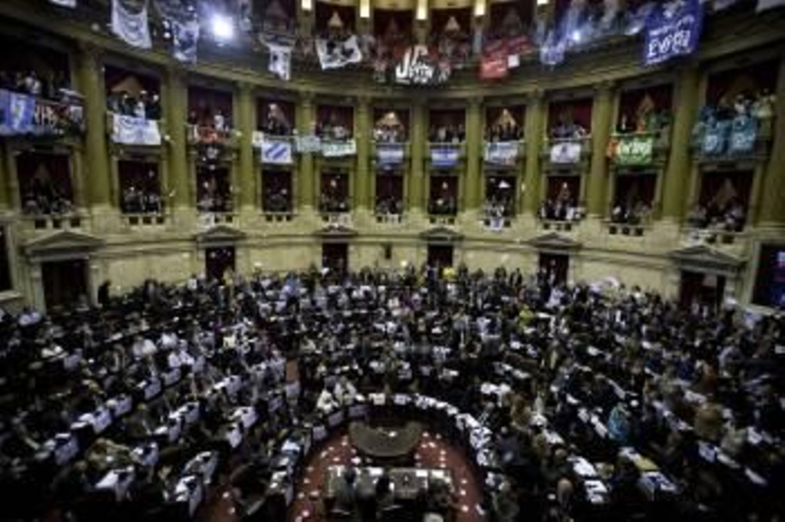 Diputados argentinos celebran la aprobación definitiva de la expropiación de YPF a Repsol. (Foto: IVÁN FERNÁNDEZ)