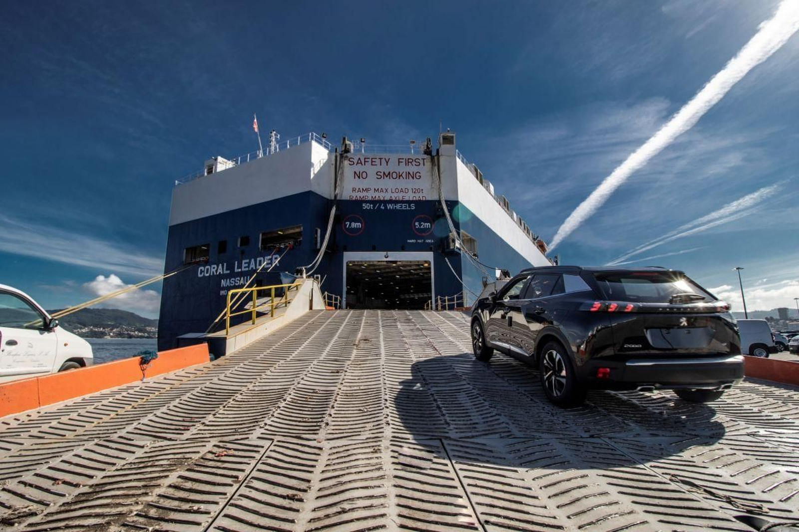 Un vehículo cargando en Bouzas en un portacoches, la imagen elegida por Puertos del Estado para agosto.