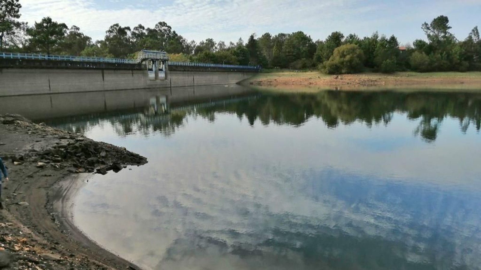 Así estaba ayer la presa de Zamáns, que se encuentra dentro del municipio vigués. Ya resulta visible la caída del agua embalsada.