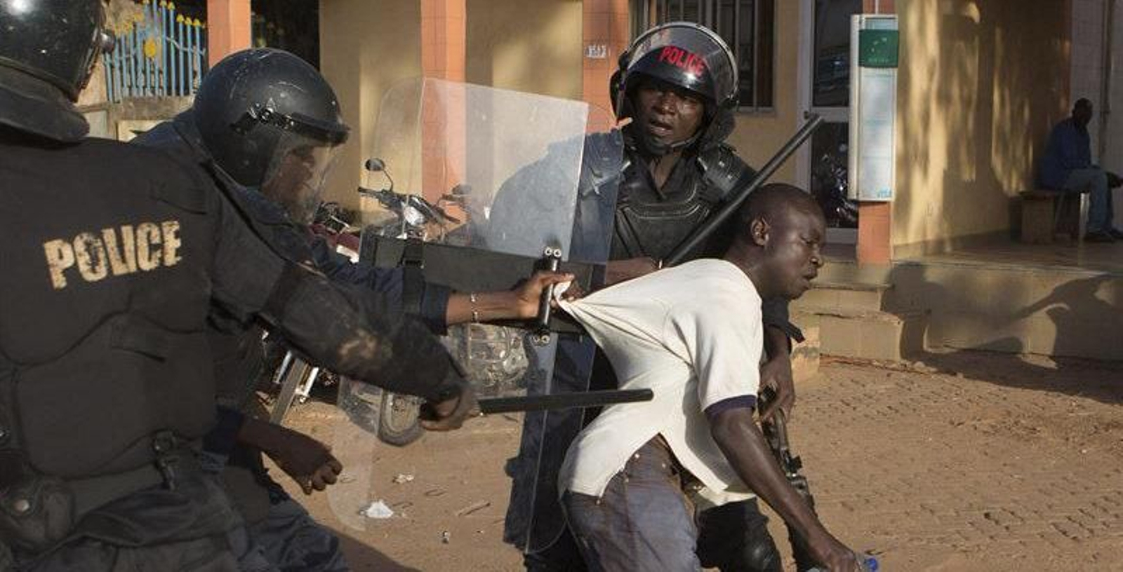 La policia neutraliza a uno de los manifestantes en Burkina Faso