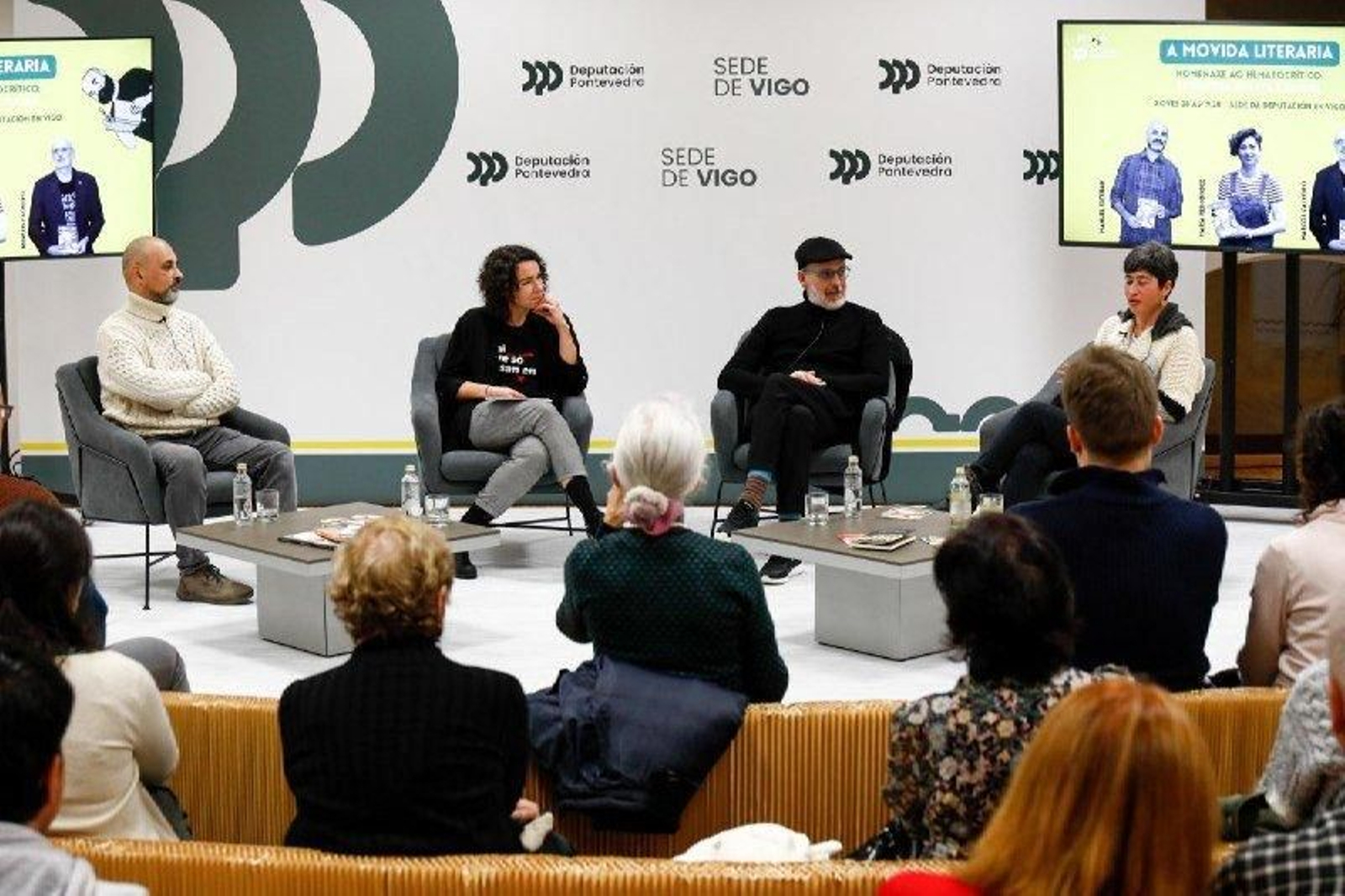 Manuel Esteban, Tamara Novoa (moderadora), Marcos Calveiro e María Reimóndez, onte no debate de A Movida Literaria, nunha sesión adicada ao xénero infantil e xuvenil.