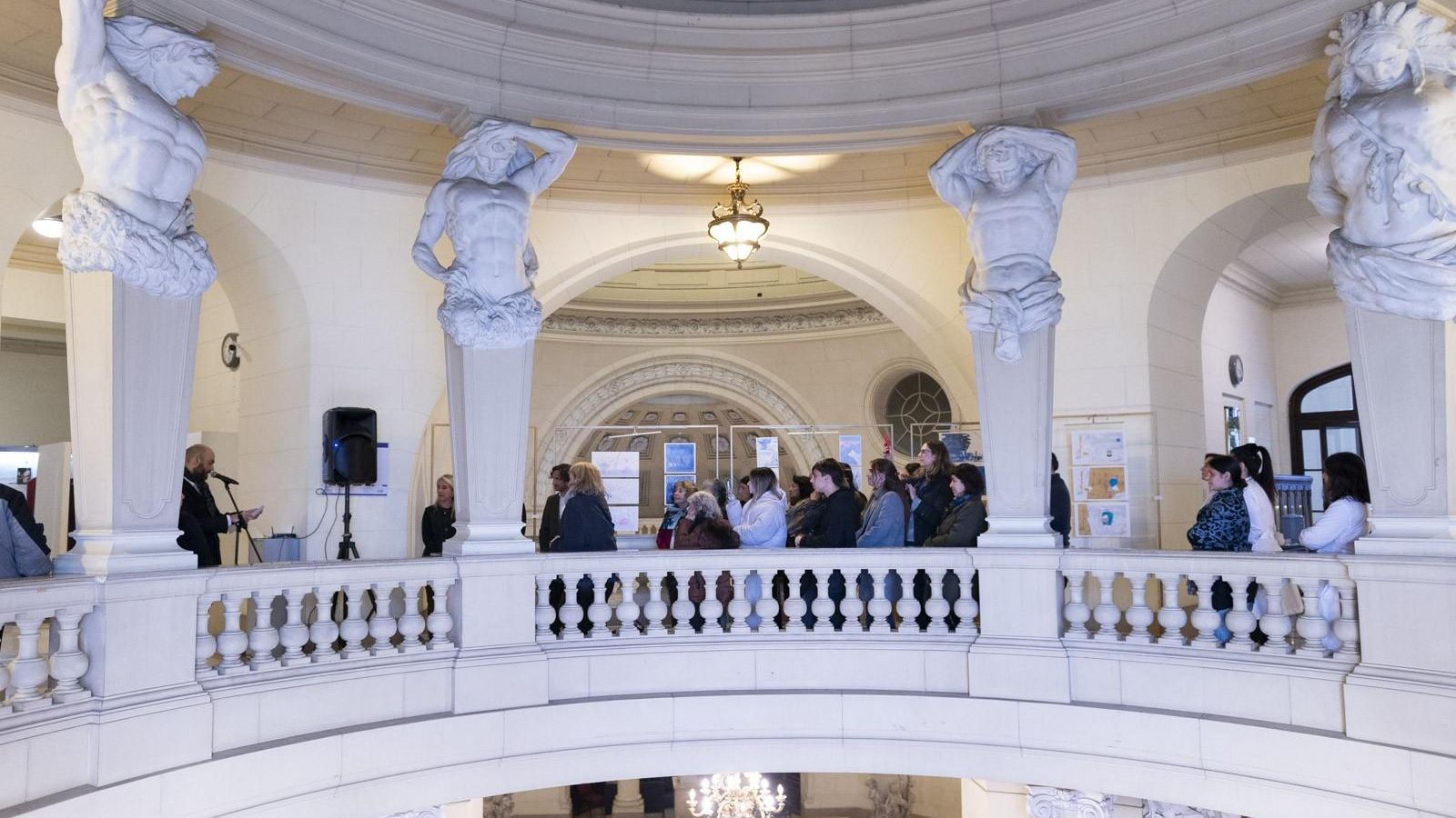 El público visita la muestra de la artista en la galería  de los Atlantes